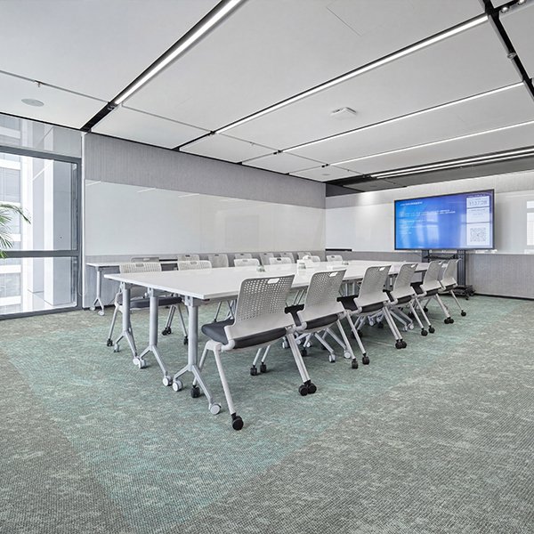 Open workplace separated into collaborative zones